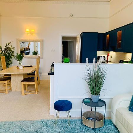 **Sunny And Bright, Thatchers Rock One Bed Beach Front Apartment*** Торкі Екстер'єр фото