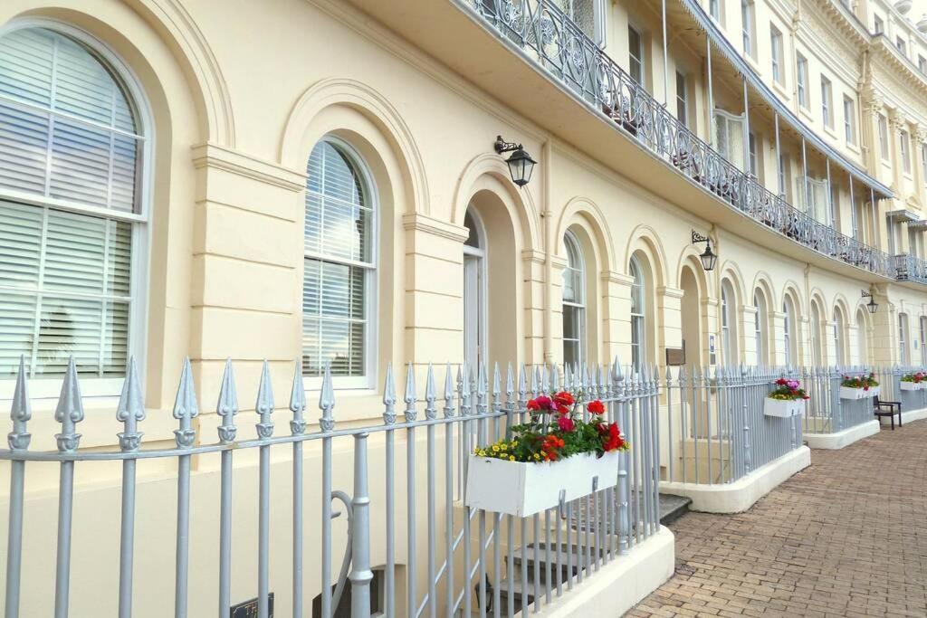 **Sunny And Bright, Thatchers Rock One Bed Beach Front Apartment*** Торкі Екстер'єр фото