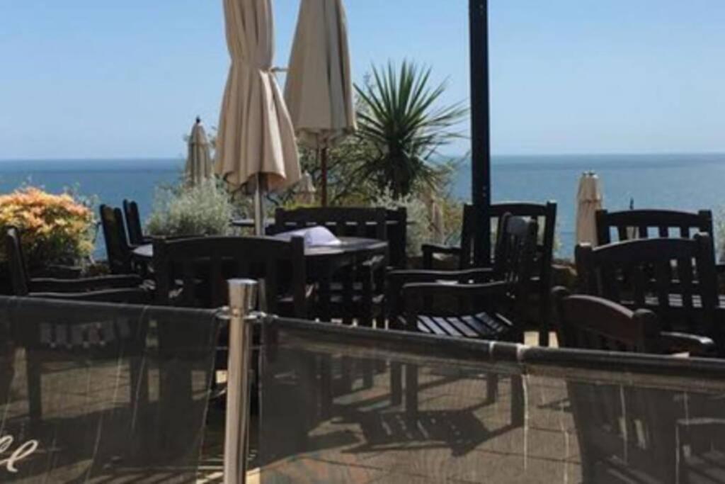 **Sunny And Bright, Thatchers Rock One Bed Beach Front Apartment*** Торкі Екстер'єр фото